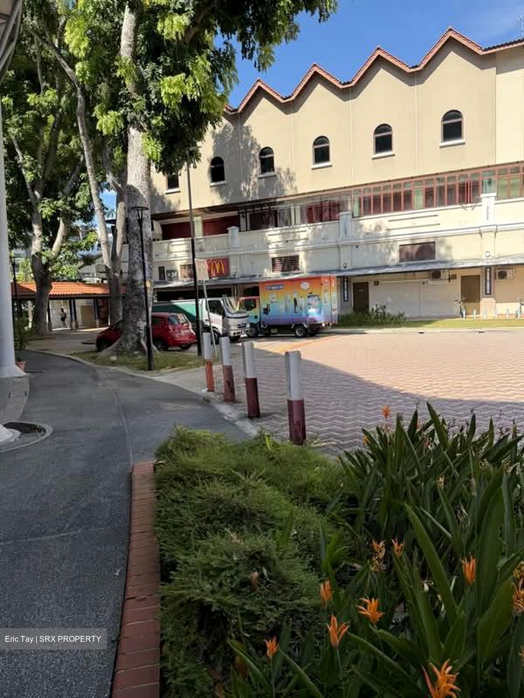 Elias Mall (D18), Retail #567735301